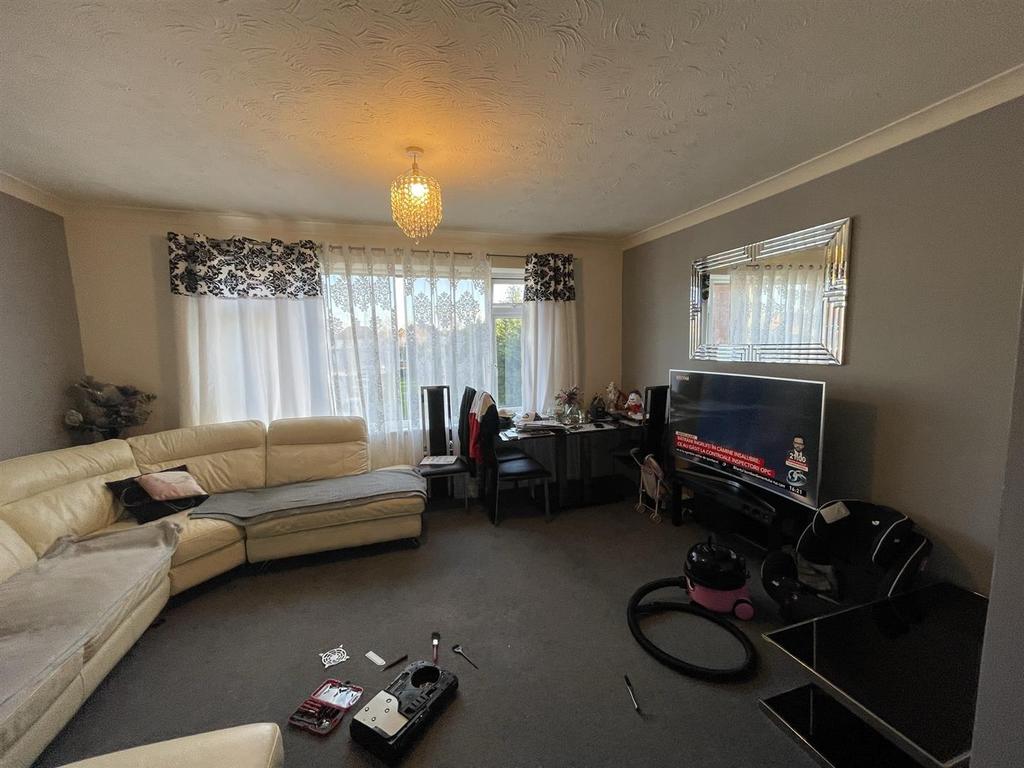 3 Sterling Court Cheltenham GL51 8LY 2 bed flat £950 pcm (£219 pw)