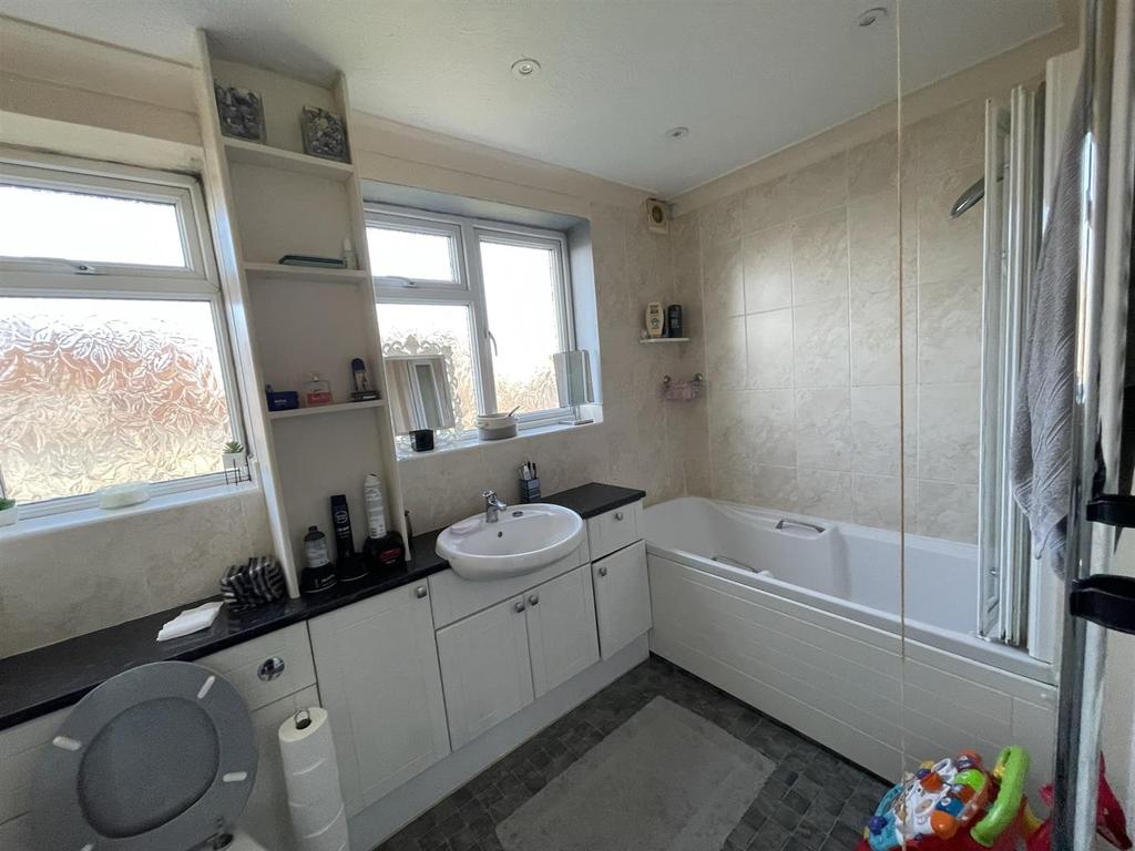 3 Sterling Court Cheltenham GL51 8LY 2 bed flat £950 pcm (£219 pw)