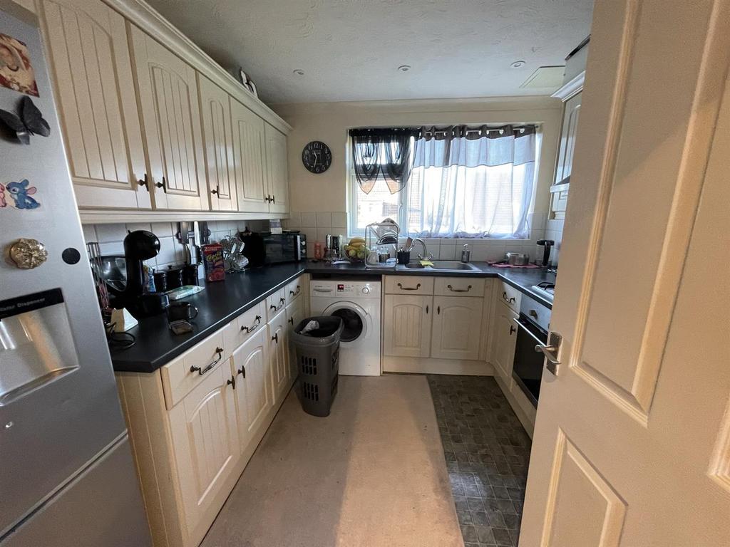 3 Sterling Court Cheltenham GL51 8LY 2 bed flat £950 pcm (£219 pw)