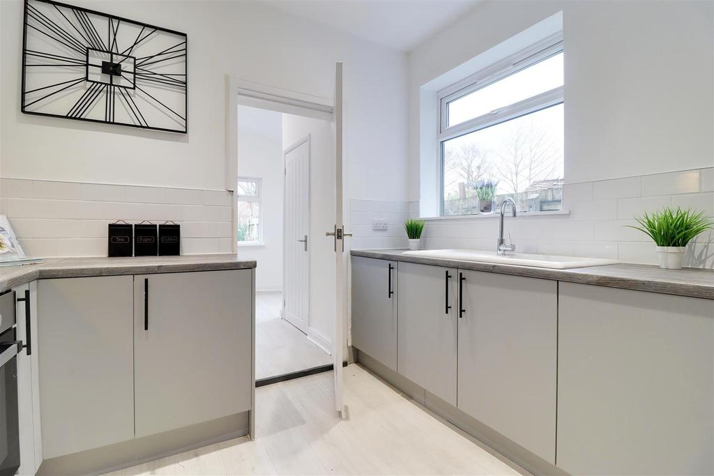 Marine Avenue, North Ferriby 2 bed terraced house £180,000