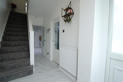 35 Queenswood Avenue, Hutton, Brentwood, CM13 1HU