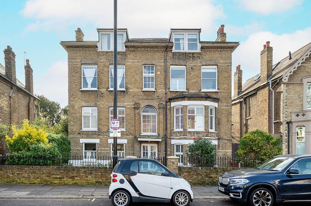 Wellesley Road, Chiswick, London, W4 2 bed flat to rent £6,200 pcm (£