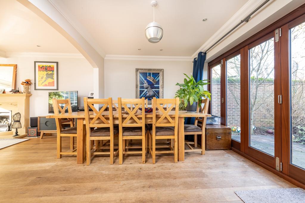 Sunderland Avenue, Oxford... 4 bed detached house £3,995 pcm (£922 pw)