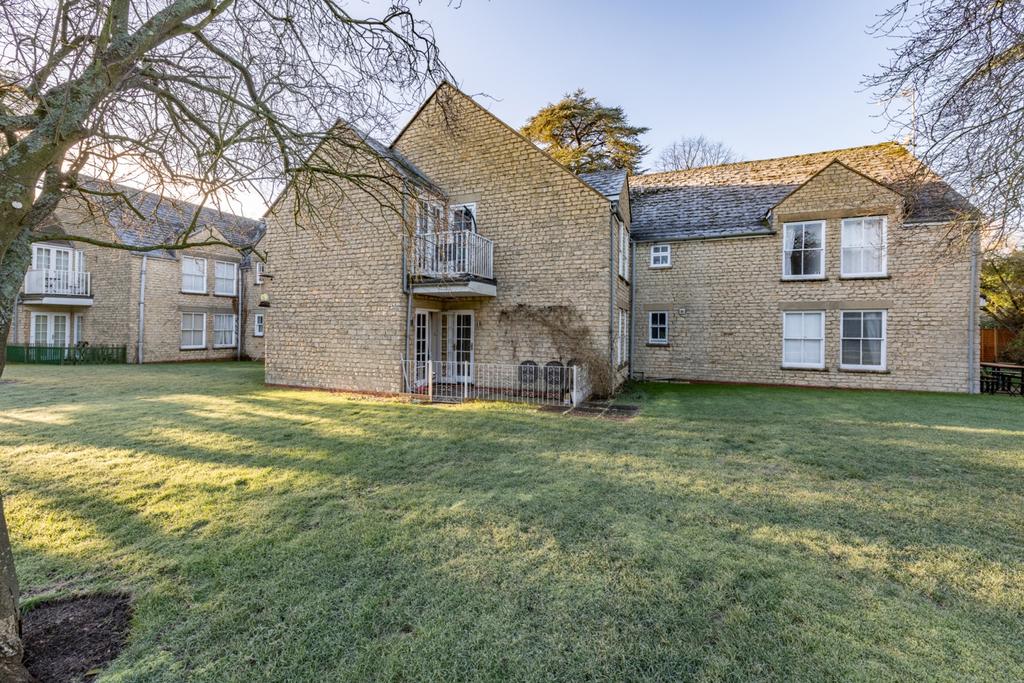Mill Road, Stratton Audley... 2 bed apartment £1,200 pcm (£277 pw)