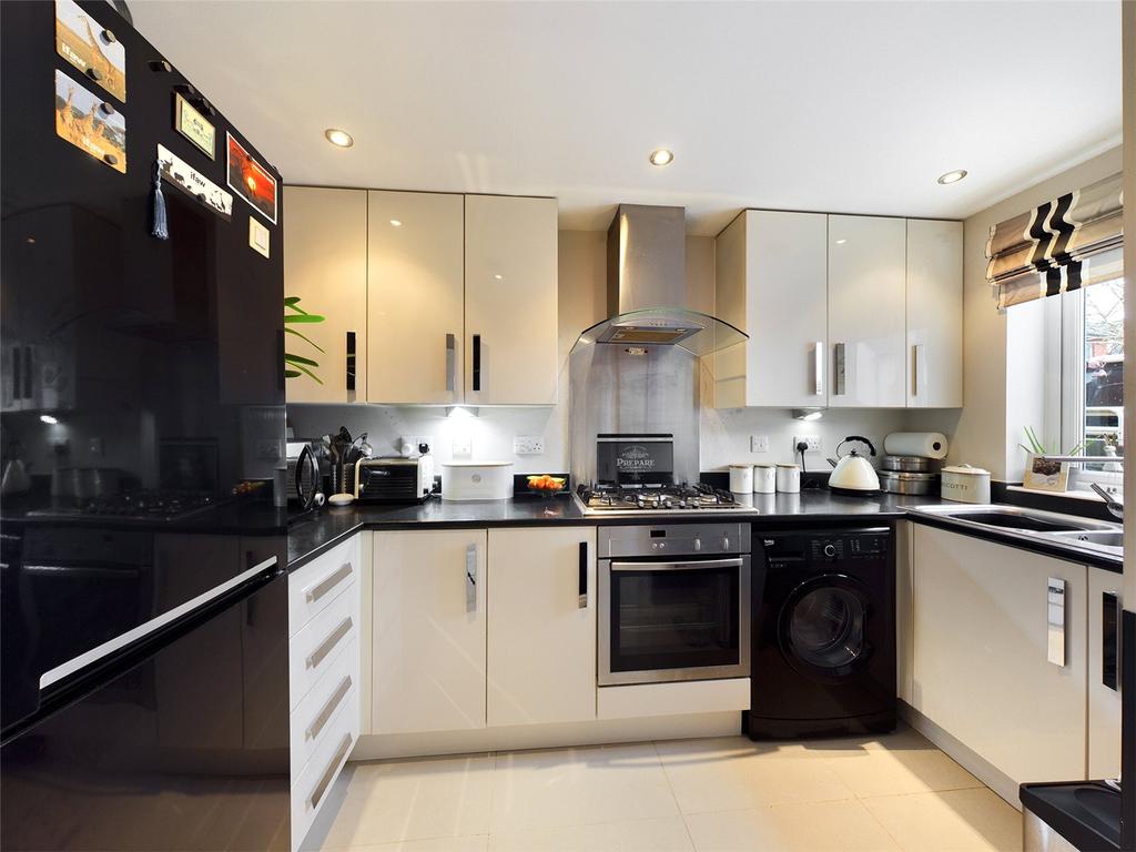 Graces Field, Stroud, Gloucestershire, GL5 3 bed semidetached house £280,000