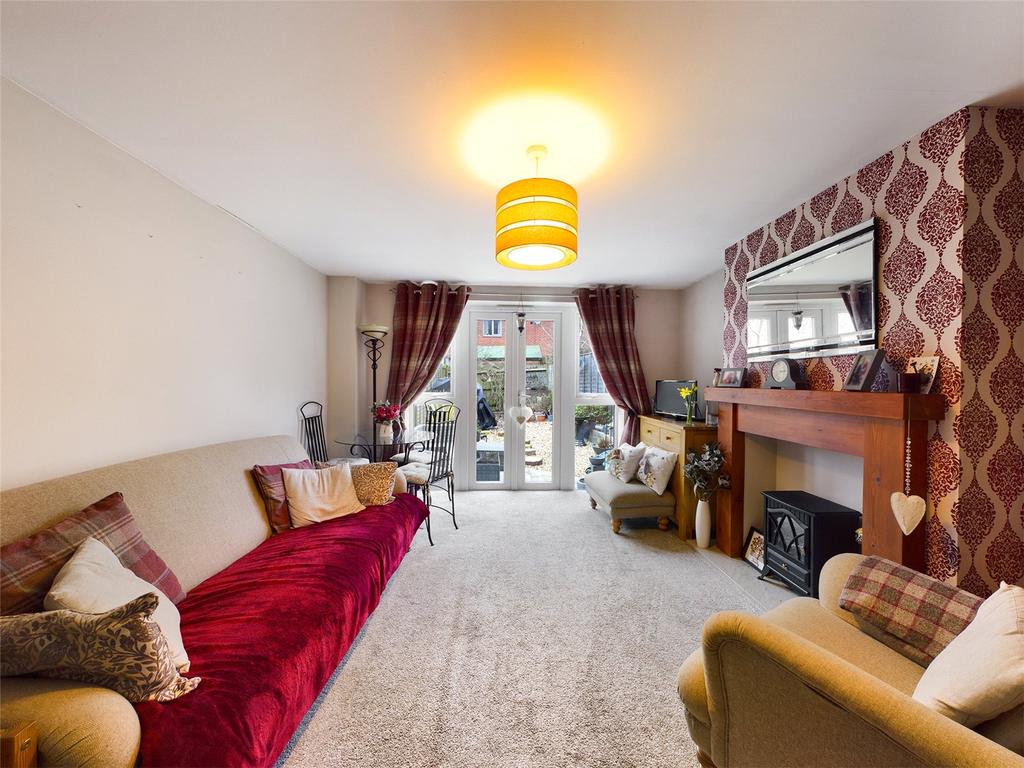 Graces Field, Stroud, Gloucestershire, GL5 3 bed semidetached house £280,000