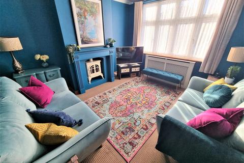 48 West Road, Feltham, TW14 8JE