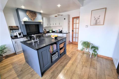 48 West Road, Feltham, TW14 8JE