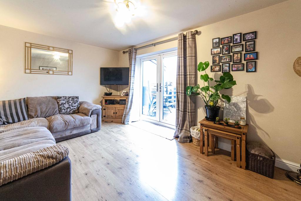 Locking Gate Rise, Oldham, OL4 3 bed semidetached house £210,000