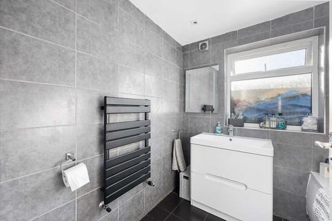 136 Dawlish Road, London, E10 6QN