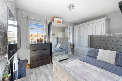 136 Dawlish Road, London, E10 6QN