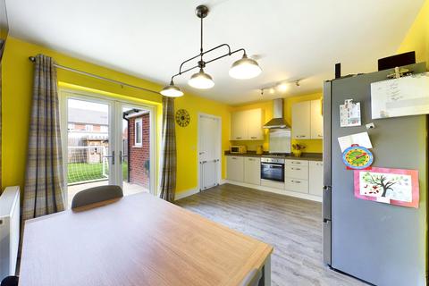 3 bedroom semi-detached house for sale - Romney Way, Worcester, Worcestershire, WR5