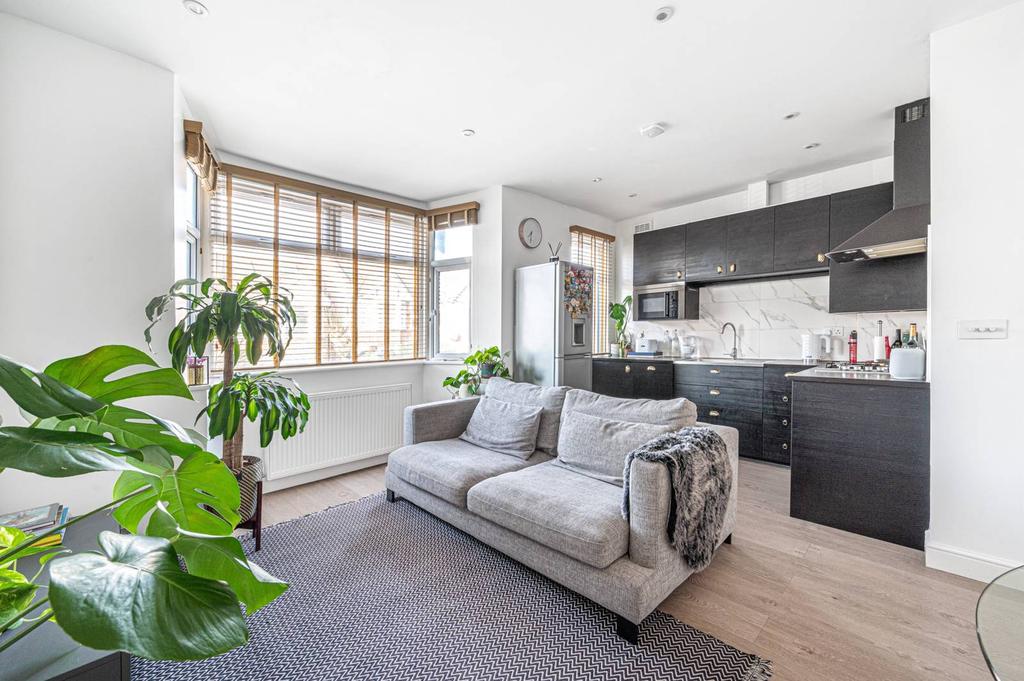 Audley Road, Hendon, London, NW4 3 bed £2,492 pcm (£575 pw)