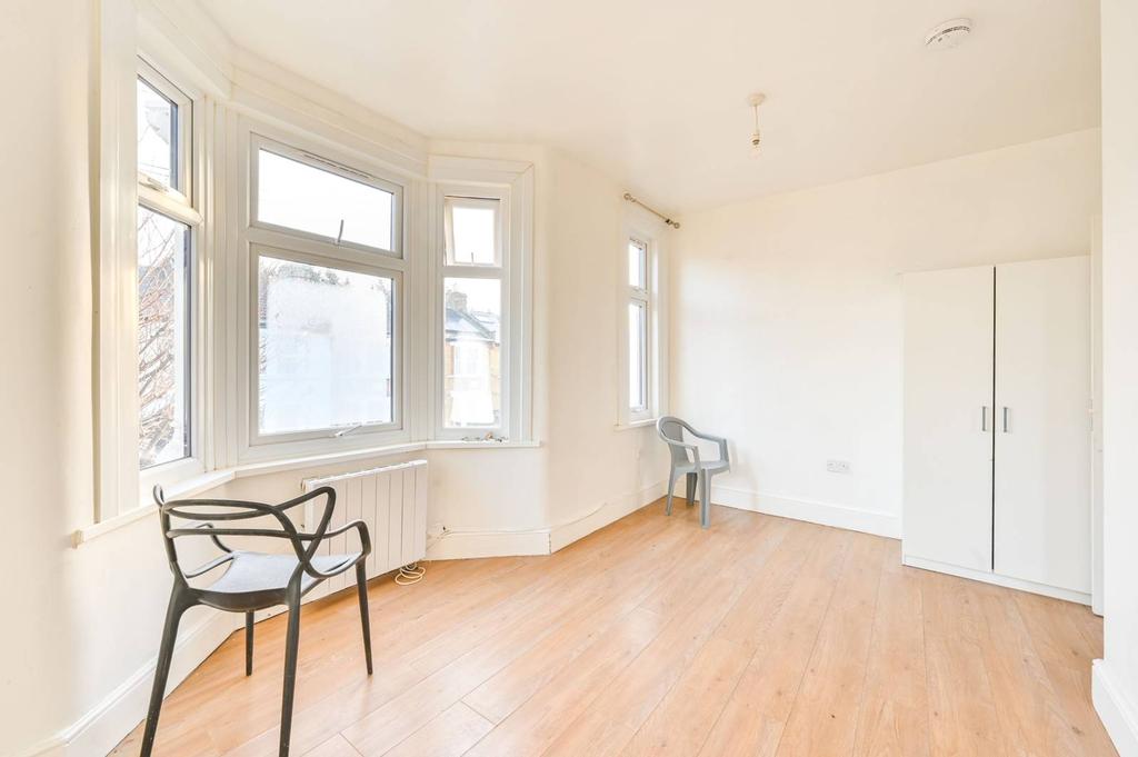 Belgrave Road E17, Walthamstow... 4 bed terraced house £2,700 pcm (£