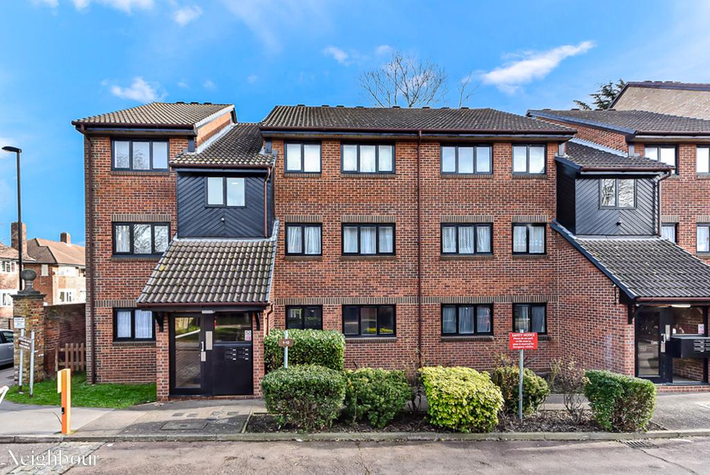 St Christopher Gardens, Thornton... 2 bed flat £1,400 pcm (£323 pw)