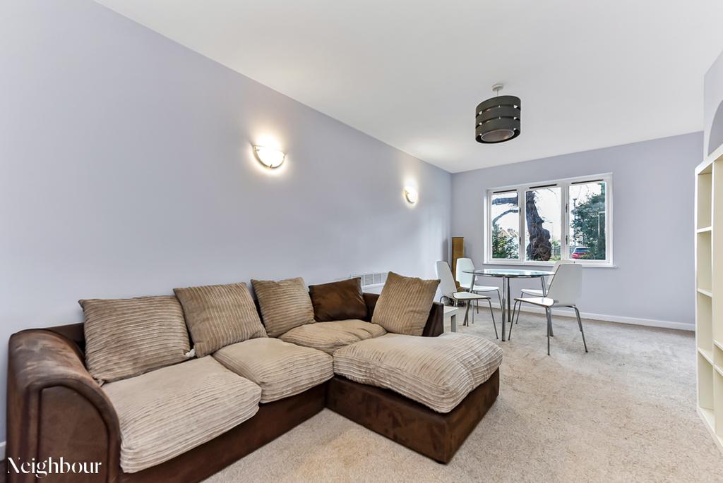 St Christopher Gardens, Thornton... 2 bed flat £1,400 pcm (£323 pw)