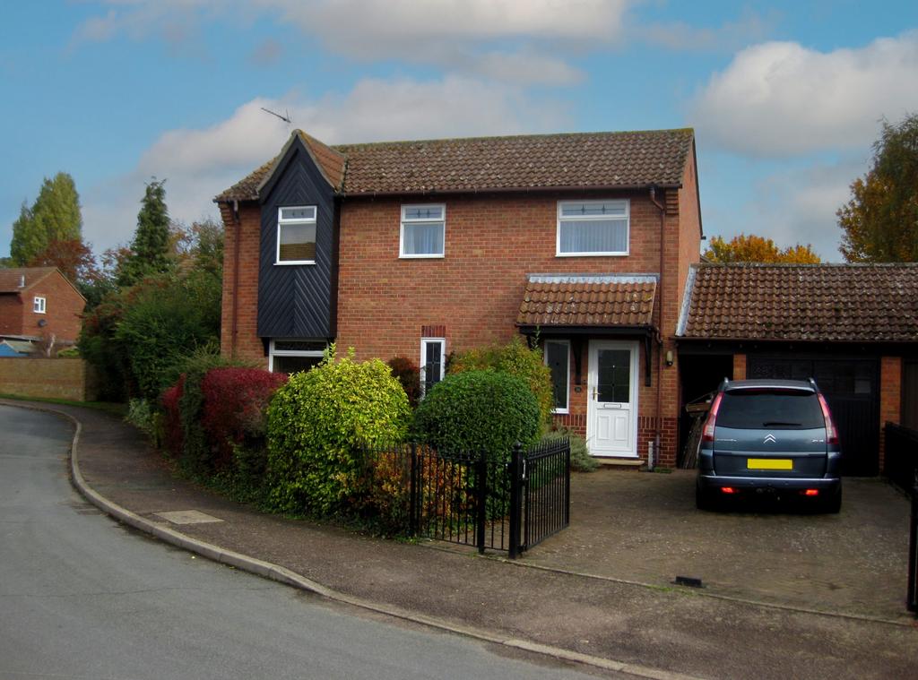 Bradfield Avenue, Hadleigh, IP7 4 bed detached house £1,200 pcm (£277 pw)