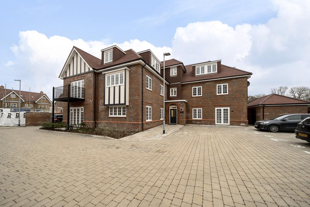 Albright Gardens, WaltonOnThames, KT12 1 bed apartment £1,800 pcm