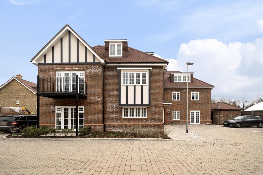 Albright Gardens, WaltonOnThames, KT12 1 bed apartment £1,450 pcm (£335 pw)