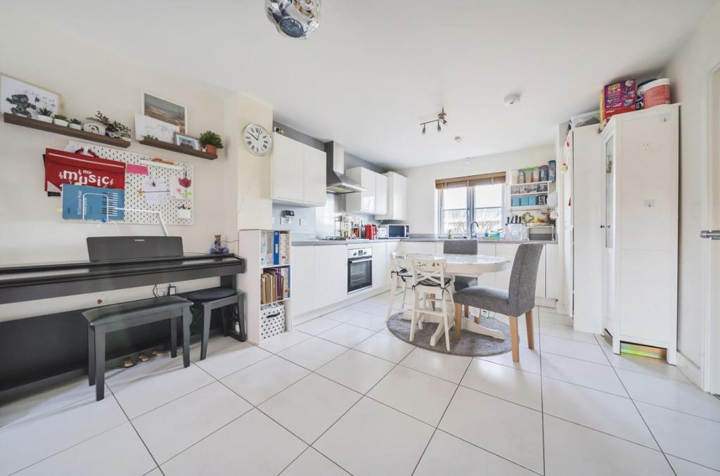 Seaforth Gardens, Bedford 3 bed detached house £395,000