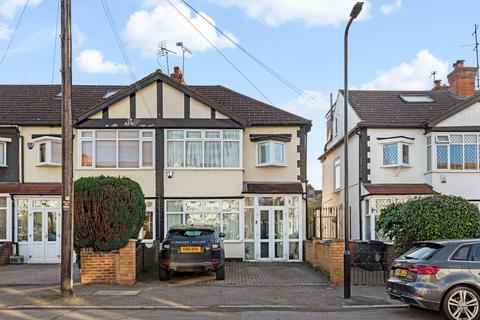 3 bedroom end of terrace house to rent, Royston Avenue, Chingford, London, E4