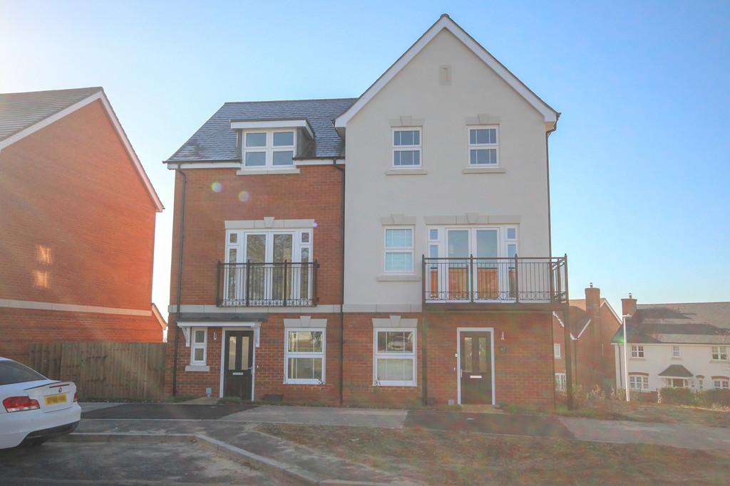 Oak Avenue, Wokingham 4 bed semidetached house £2,400 pcm (£554 pw)