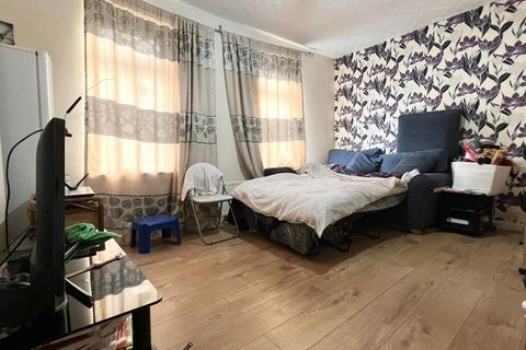 3 Saunders Road, London, SE18 1NT