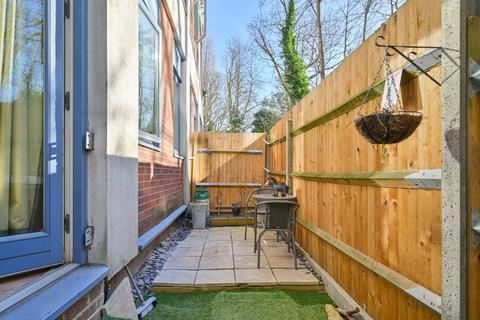 2 bedroom flat for sale, Crouch End Hill, Crouch End, London, N8