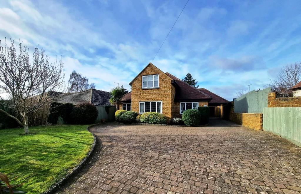Chapel Lane, Flore, Northampton NN7 4LF 4 bed detached house £650,000