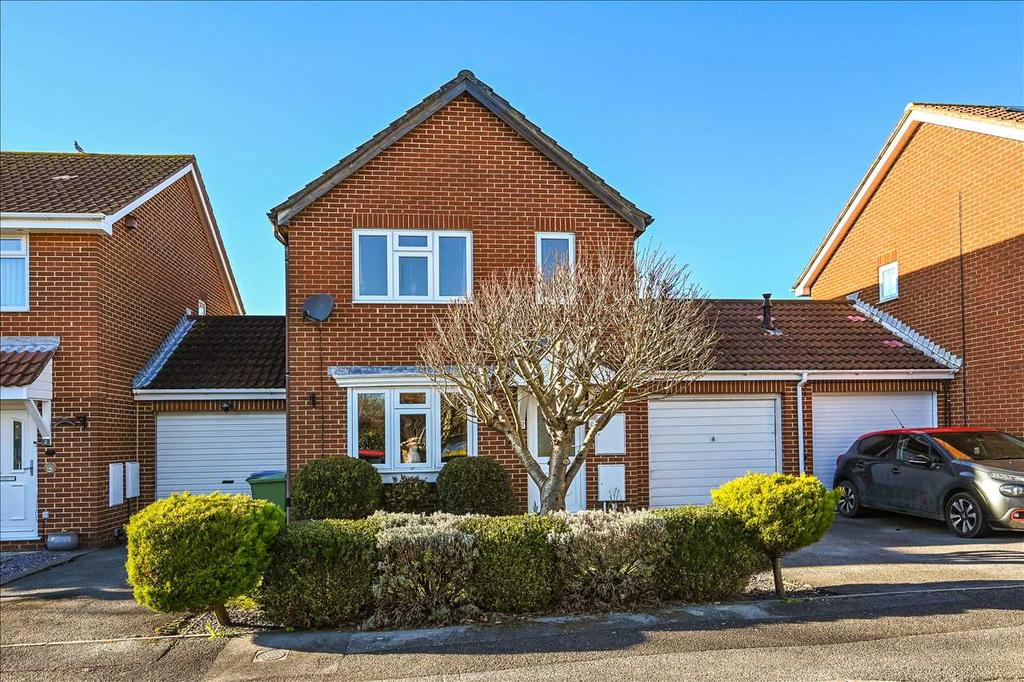 Pennycress, Locks Heath 3 bed link detached house £390,000