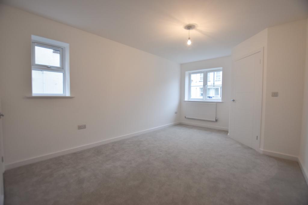Calvin Road, Bournemouth, 3 bed semidetached house £1,550 pcm (£358 pw)