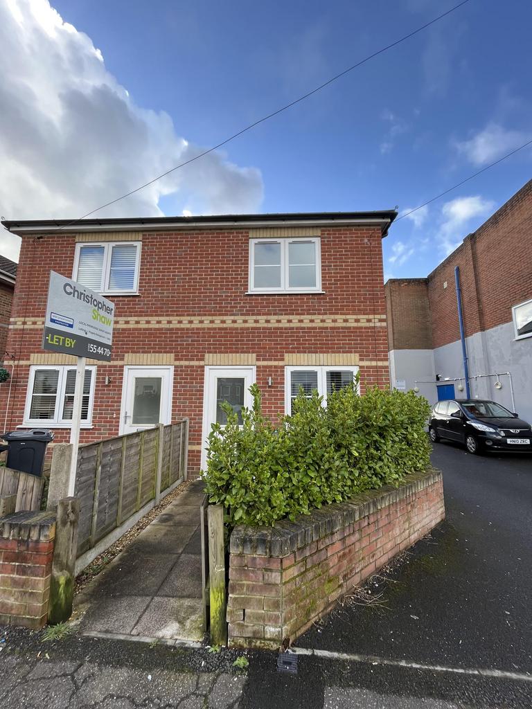 Calvin Road, Bournemouth, 3 bed semidetached house £1,550 pcm (£358 pw)