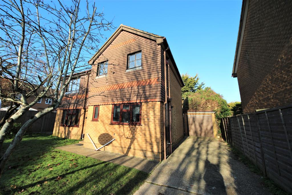 McWilliam Close, Talbot Village, Poole 3 bed detached house £1,675
