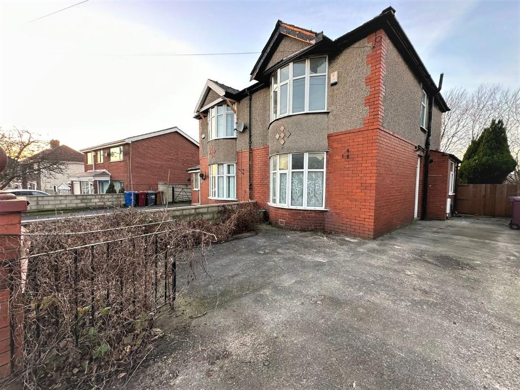 Burnley Road, Blackburn 3 bed semidetached house £800 pcm (£185 pw)