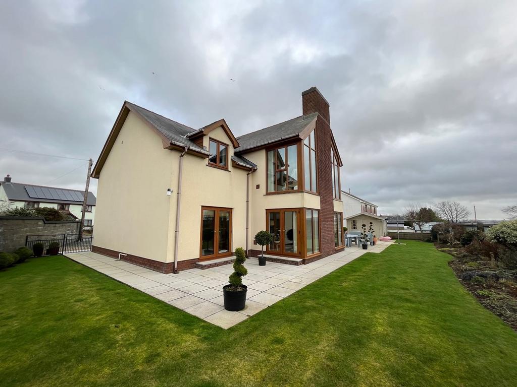 Beulah Road, Newcastle Emlyn, SA38 5 bed detached house for sale £495,000