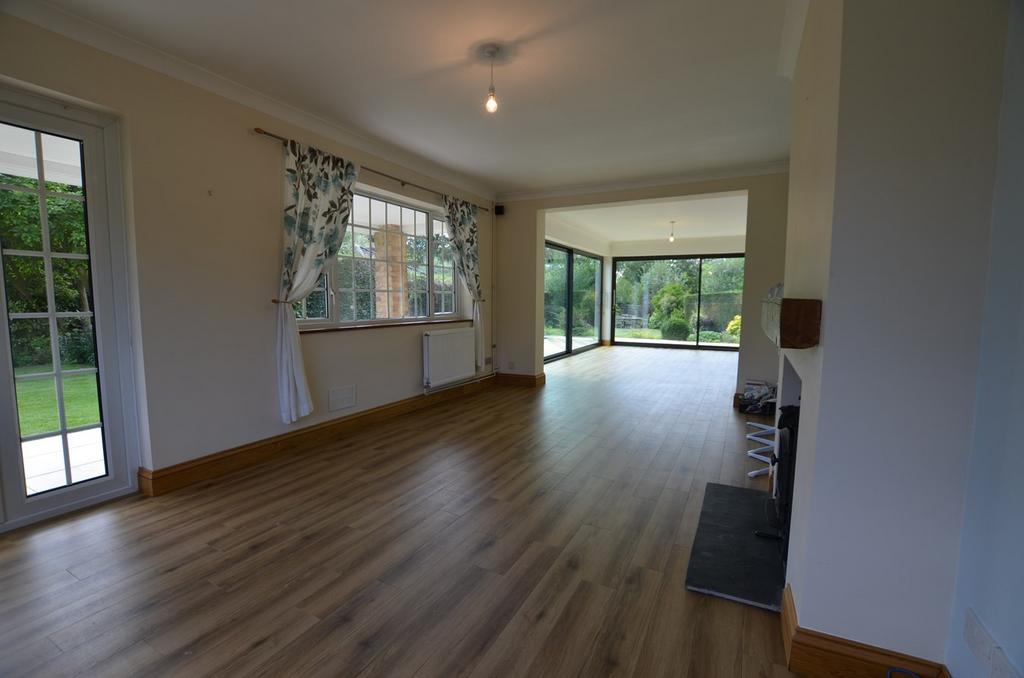 Oundle Road, Chesterton, Peterborough, PE7 6 bed detached house £