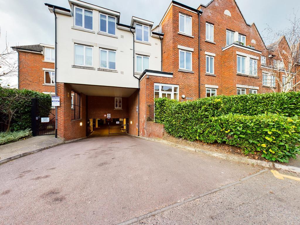 Walsworth Road, Hitchin, SG4 2 bed apartment £1,400 pcm (£323 pw)