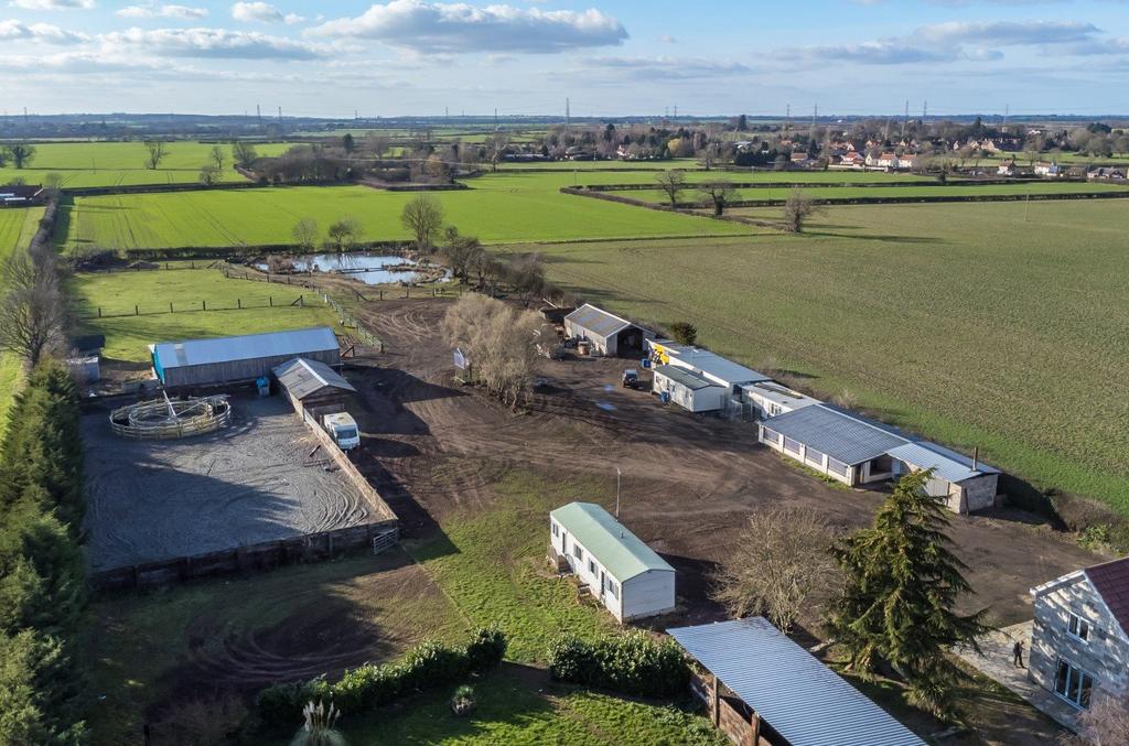 Grassthorpe Road, NormantononTrent, Newark, NG23 6RY 5 bed equestrian