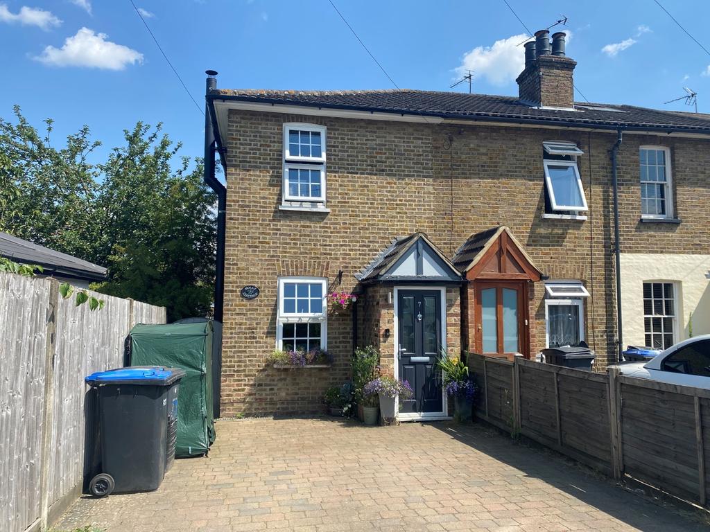 Langham Place, Egham, Surrey, TW20 2 bed end of terrace house £440,000