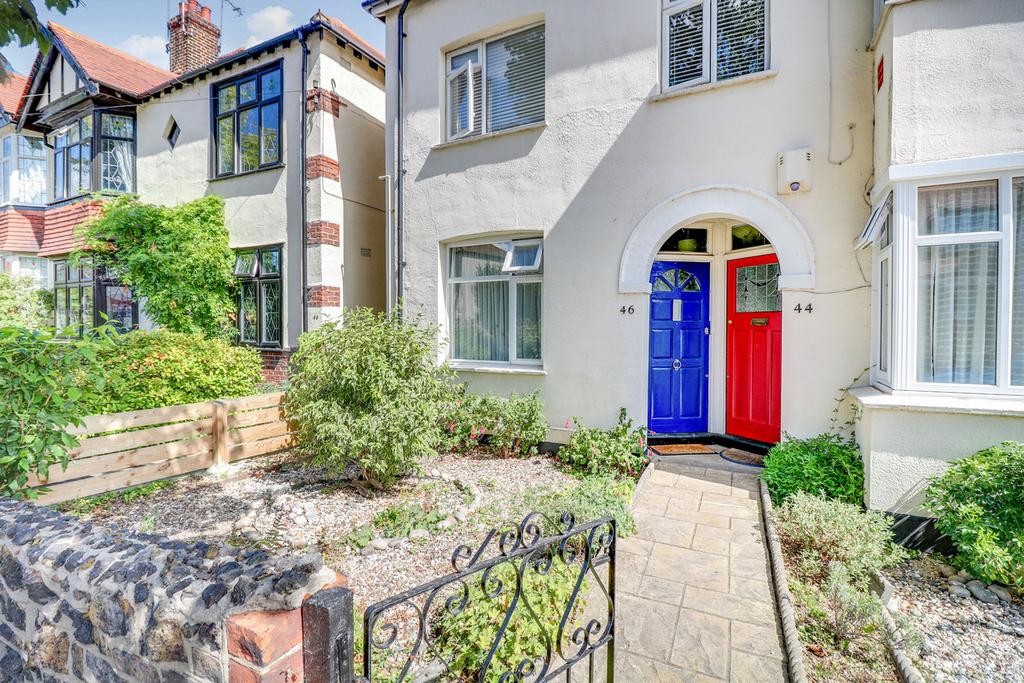 Station Road, Leighonsea, SS9 3 bed for sale £375,000