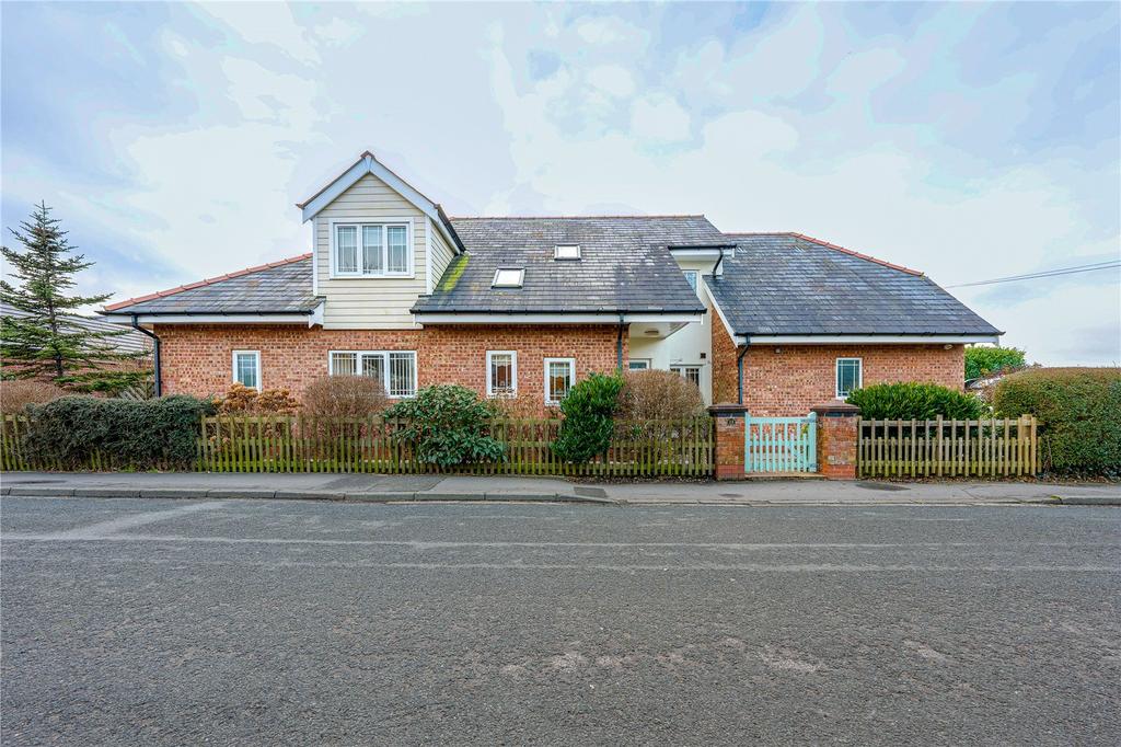 Carr Lane, Tarleton, Preston, Lancashire, PR4 5 bed equestrian property