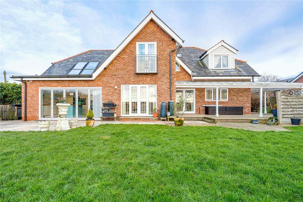 Carr Lane, Tarleton, Preston, Lancashire, PR4 5 bed equestrian property