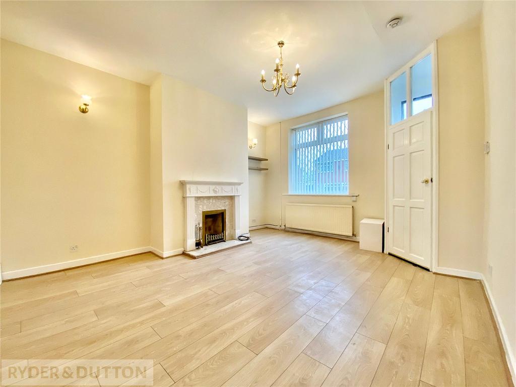 Burnley Lane, Chadderton, Oldham... 2 bed terraced house £750 pcm (£173 pw)