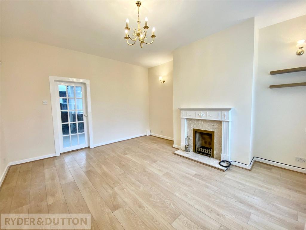 Burnley Lane, Chadderton, Oldham... 2 bed terraced house £750 pcm (£173 pw)