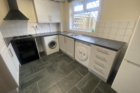 4 bedroom semi-detached house to rent - Whinchat Gardens, Bristol,