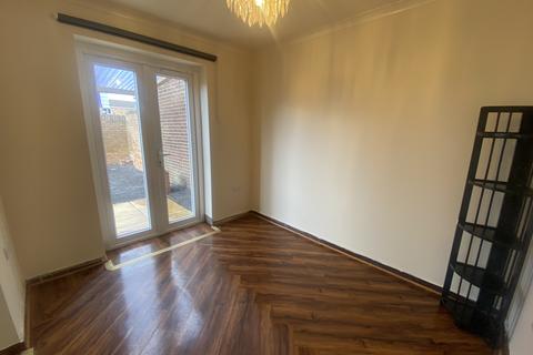 4 bedroom semi-detached house to rent - Whinchat Gardens, Bristol,
