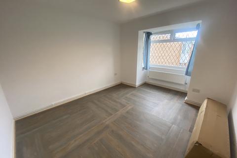 4 bedroom semi-detached house to rent - Whinchat Gardens, Bristol,