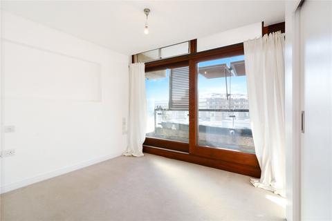 2 bedroom flat to rent, Frobisher Crescent, London