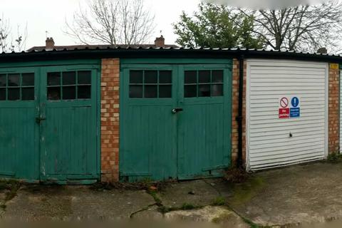 Garage to rent - Long Lane, Hillingdon UB10