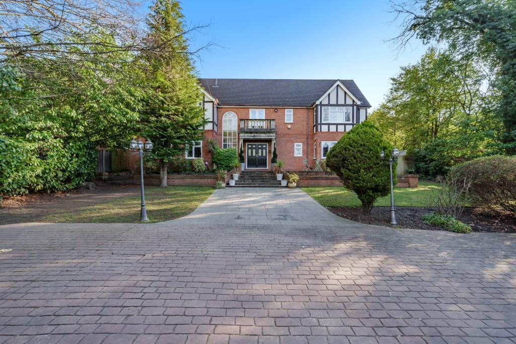 Bagshot, Surrey, GU19 5 bed detached house £7,500 pcm (£1,731 pw)